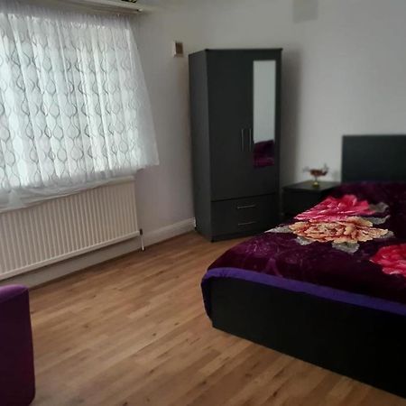 Grey Double Bedroom London Exterior foto