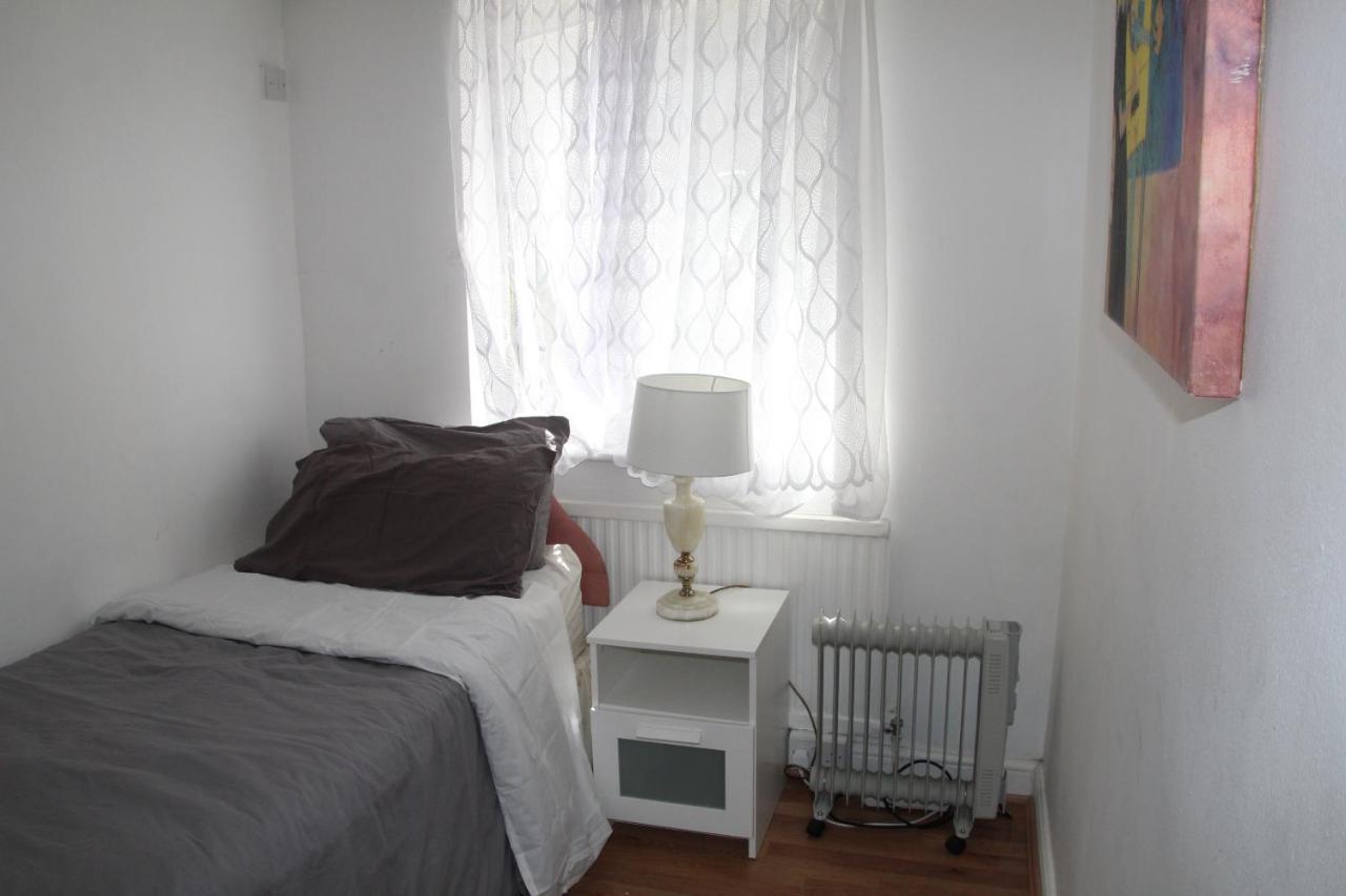 Grey Double Bedroom London Exterior foto