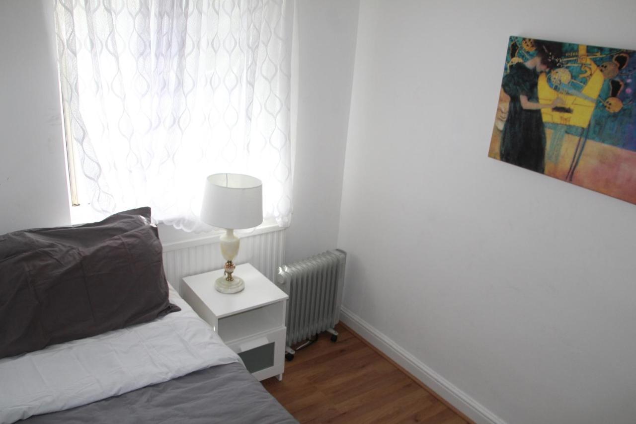 Grey Double Bedroom London Exterior foto